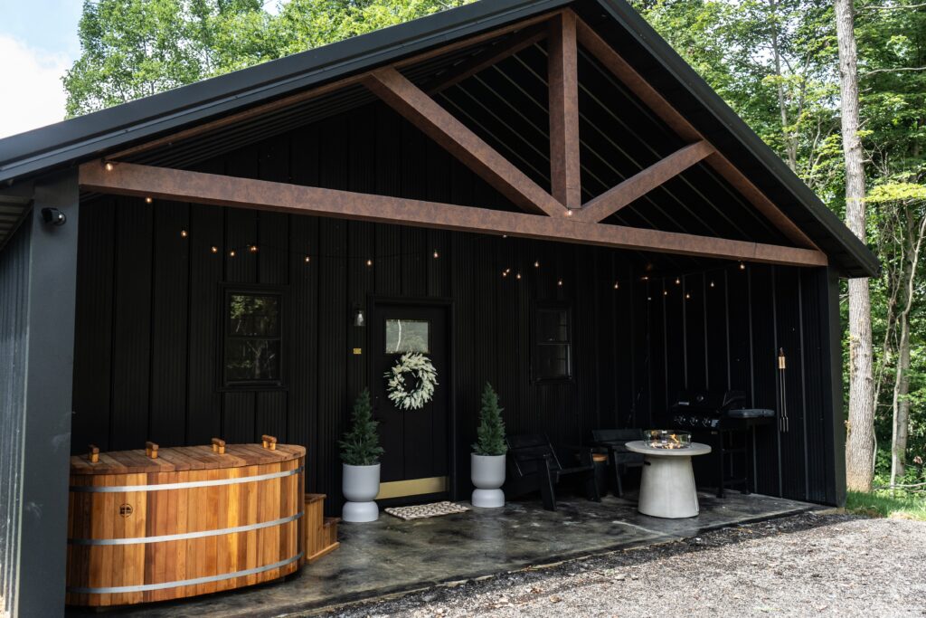 Private hot tub with forest views in Laurelville, Ohio
